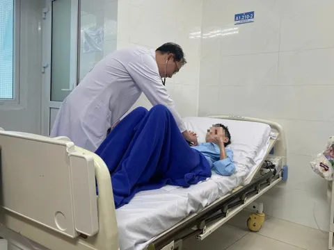 Căn bệnh khiến da khô cứng đến tắc ruột hiếm gặp ở cô gái trẻ