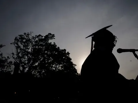 Bằng đại học bị quay lưng