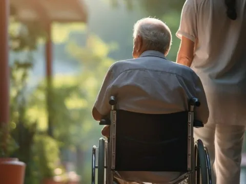 Cụ ông bật khóc trong viện dưỡng lão: Một quyết định vì con khiến tuổi già cô đơn