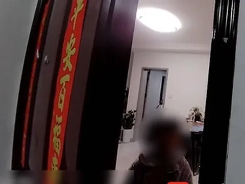 Bé gái 4 tuổi gọi cảnh sát lúc tối muộn, nói câu khiến người lớn nghẹn lòng