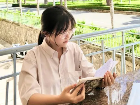 Nữ sinh biết mình tốt nghiệp thủ khoa nhờ lời chúc của bạn