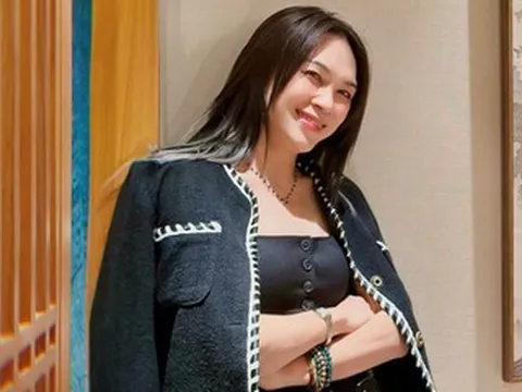 Ca sĩ Mỹ Tâm đẹp quyền lực, MC Mai Ngọc VTV mặn nồng bên chồng mới