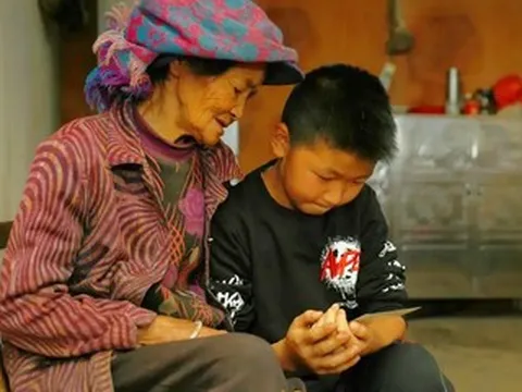 Cậu bé oà khóc khi phát hiện sự thật bà nội giấu suốt 12 năm