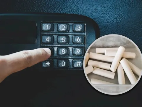 Học sinh dùng bụi phấn phá mã két sắt lớp học