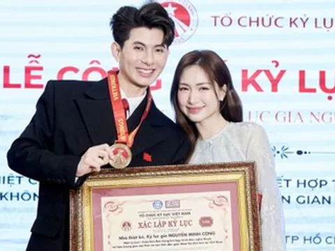 Hòa Minzy chúc mừng NTK 9X lập kỷ lục, Thoa Trần lập kỷ lục nhờ áo dài