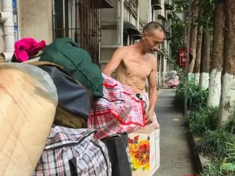 Chồng 62 tuổi làm nghề khuân vác chăm vợ ốm, 30 năm không rời xa