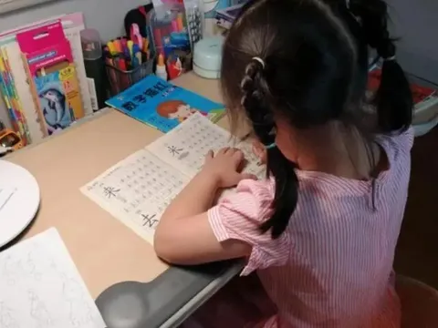 Bài tập tiếng Việt khiến cả nhà bó tay: "Từ nào để nguyên nghĩa là mẹ, bỏ bớt chữ vẫn là mẹ?"