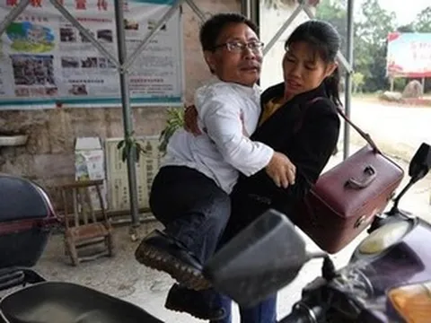 Người đàn ông cao 90cm chăm sóc 2.000 dân làng suốt 36 năm