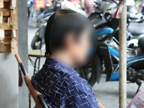 Người đàn ông U60 giấu vợ con đi chăm sóc bệnh nhân, kể chuyện nghề éo le