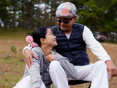 NSND Việt Anh tình tứ bạn gái kém 36 tuổi, hoa hậu Ngô Phương Lan như 'chủ tiệm vàng'