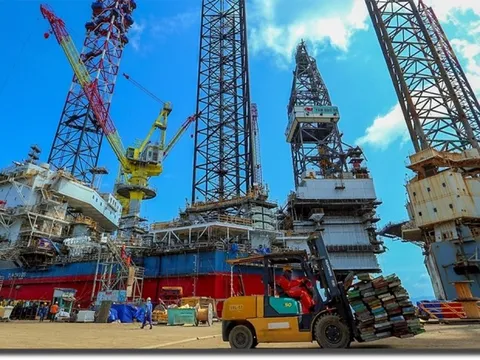 Kéo khối thép nặng 12.000 tấn ra biển nổi sừng sững, Việt Nam thành công làm chủ một công nghệ quan trọng