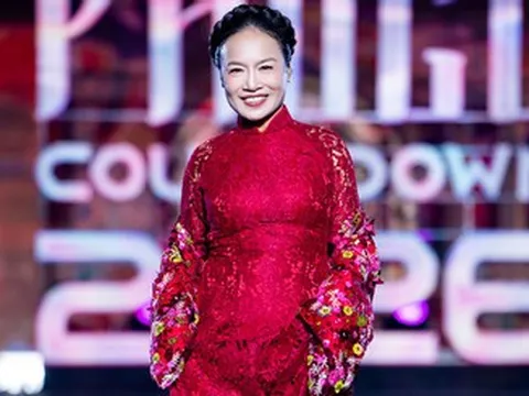 Diễn viên Tú Oanh 58 tuổi vẫn tự tin diễn thời trang