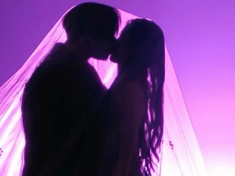 Thân mật trên sân khấu giao thừa, nam ca sĩ bất ngờ xin lỗi