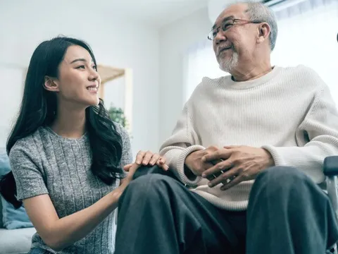 Bố già 62 tuổi sa thải 4 giúp việc trong một tháng, con trai nhờ bạn gái giả làm người chăm sóc và sự thật kinh ngạc