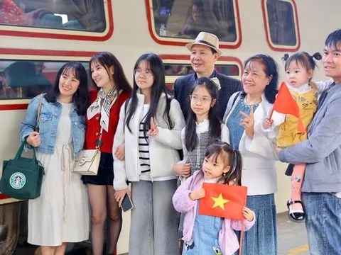 Chuyến tàu “Hà Nội 5 cửa ô” hút khách, du khách hào hứng trải nghiệm