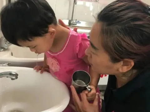 Con 2 tuổi uống nhầm keo 502, mẹ vội vàng đổ thêm một thứ vào miệng đứa trẻ, bác sẽ khen: Quá thông minh!