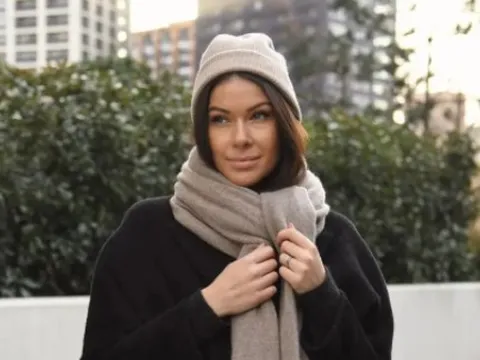 Cách dùng khăn choàng đơn giản để vừa tạo phong cách thời trang vừa giữ ấm