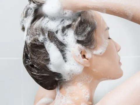 Gội đầu đúng cách: Không dùng nhiều dầu gội mà tóc vẫn sạch và đẹp