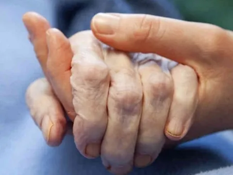 Bố mẹ ly hôn 15 năm, quyết định của mẹ khiến tôi lặng người khi bố ung thư