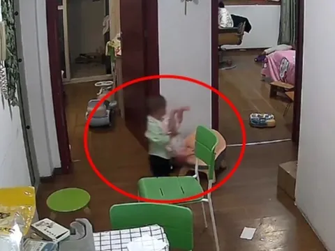 Anh trai 1 tuổi bế em sơ sinh đi lại trong nhà, mẹ hốt hoảng khi thấy đứa trẻ bị dốc ngược đầu xuống đất