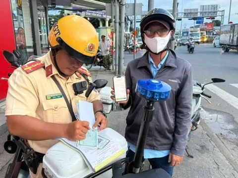 Người vi phạm giao thông không nộp phạt: Nếu không có lương để khấu trừ thì sao?