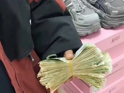 Cậu bé 11 tuổi cầm xấp tiền lẻ dành dụm nửa năm mua giày tặng mẹ gây xúc động