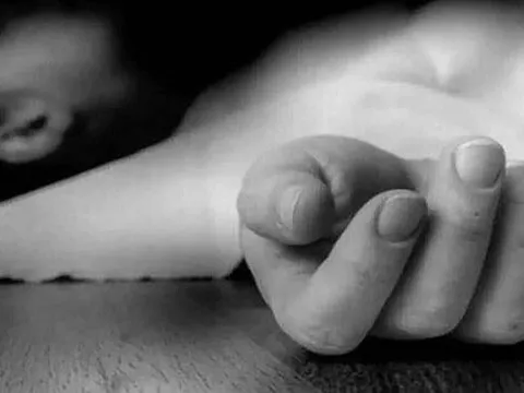 Đang xem điện thoại, bé trai đột nhiên ngã quỵ rồi tử vong