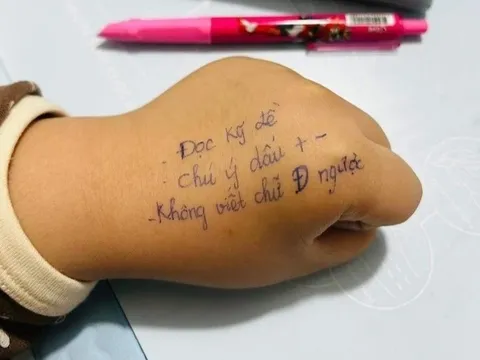 'Phao thi' trên tay bé lớp 2 gây thích thú