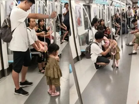 Bố đưa con gái đi tàu điện nhưng chỉ đứng mà không ngồi, hành khách chú ý đến cái tay người đàn ông