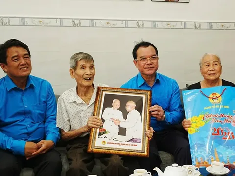 Thăm và tặng quà gia đình chính sách ở Côn Đảo