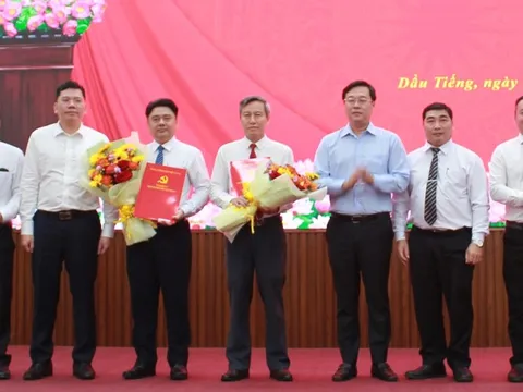 Phó Bí thư Thường trực Thành ủy TPHCM trao quyết định về công tác cán bộ