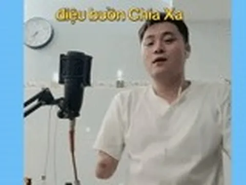 Chàng trai không tay vượt nghịch cảnh, thu hút hàng nghìn khán giả mỗi ngày