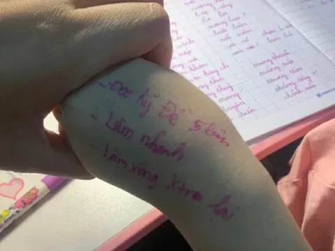 'Phao thi' của mẹ ghi trên tay bé lớp 1