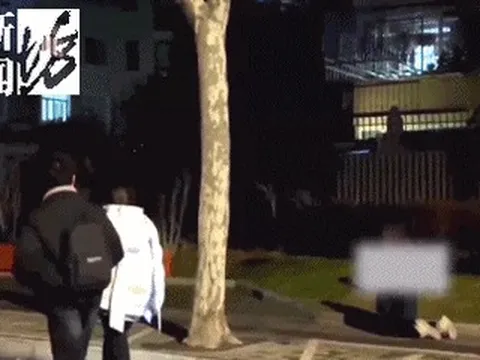 Bé gái bị mẹ bắt quỳ gối di chuyển trong giá rét, dư luận phẫn nộ