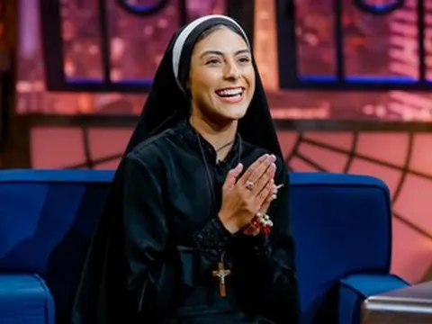 Hoa hậu từ bỏ sự nghiệp người mẫu, làm nữ tu ở tuổi 18 là ai?