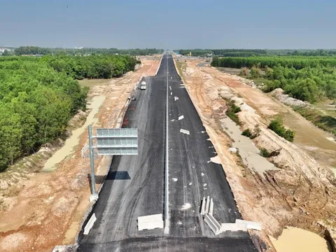 Cận cảnh đường Vành đai 3 đoạn qua Đồng Nai tăng tốc về đích