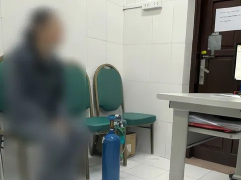 Nữ sinh mang bình khí cười đi khám tâm thần khiến bác sĩ bất ngờ