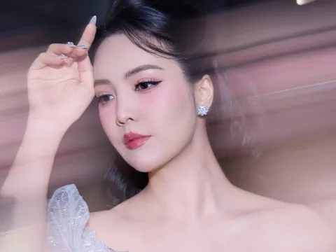 Á hậu Thụy Vân nổi bật với phong cách mới ở tuổi U40