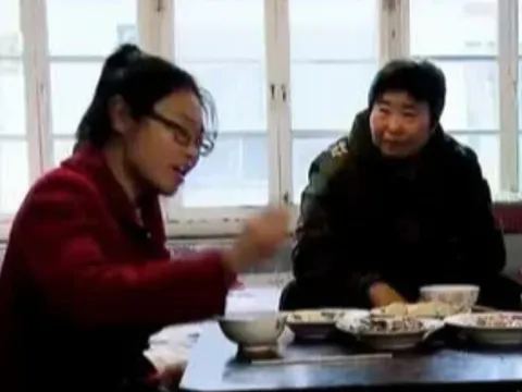 Con gái 33 tuổi tốt nghiệp ĐH cả ngày chỉ ăn ngủ, xem TV, bị đuổi ra khỏi nhà liền đáp 1 câu khiến bố mẹ "chết sững"