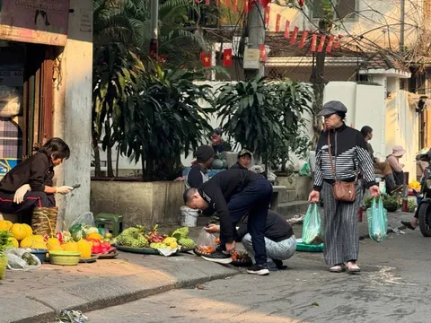 Hà Nội xoá bỏ chợ cóc, tiểu thương lo kế sinh nhai