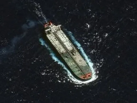 Bị Mỹ truy đuổi sát sao, hàng loạt siêu tàu chở dầu treo cờ Nga bất ngờ xuất hiện ngoài khơi