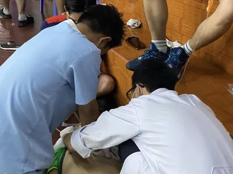 Một huấn luyện viên đột tử trên sân cầu lông