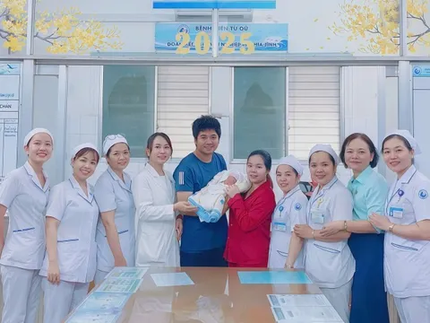 Cứu sống thai nhi khi song thai biến chứng hy hữu