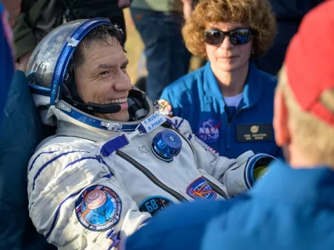 Cơ thể biến đổi của phi hành gia khi trở về Trái Đất