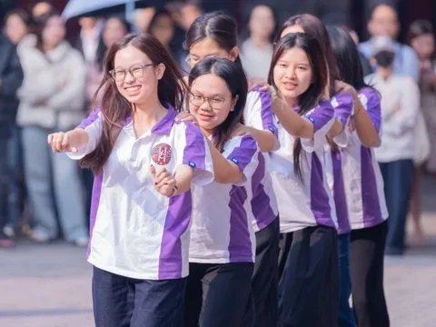 Một trường đại học tặng mỗi sinh viên 100.000 đồng