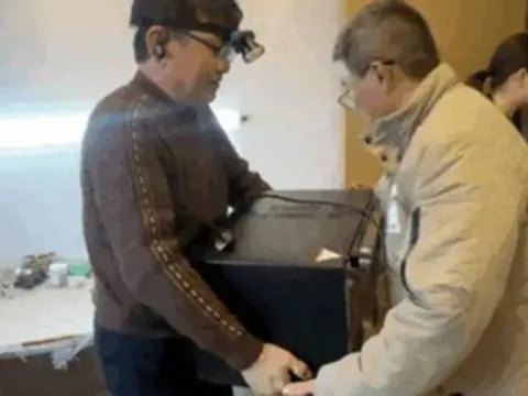 Người đàn ông mang lò vi sóng 14 năm đi sửa và chuyện cảm động phía sau