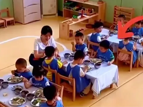 Giờ ăn trưa ở trường con trai mầm non có hành động gây chú ý với cô giáo, mẹ đăng ngay đoạn video lên mạng