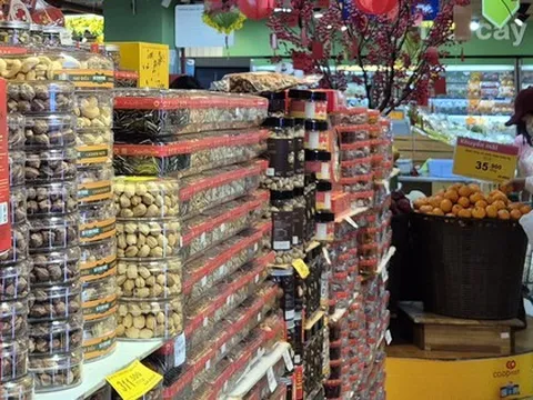 Nho khô, hạnh nhân, trái cây Mỹ tràn ngập thị trường Tết