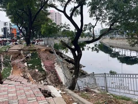 Sau tiếng động lớn, cả đoạn đường dài gần 50m ‘biến mất’