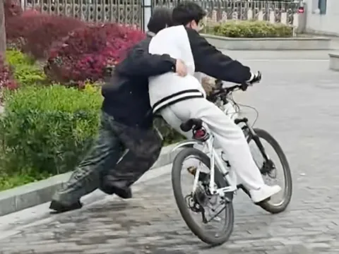 Thạc sĩ kiếm bộn tiền nhờ dịch vụ dạy người lớn đi xe đạp